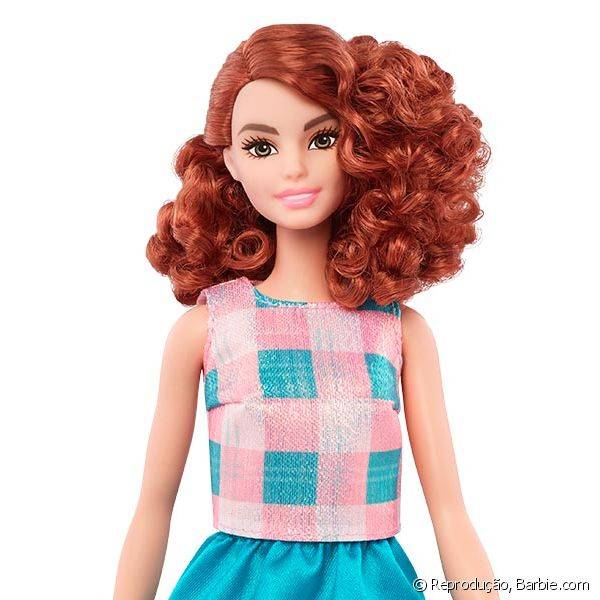 O tom de p?ssego ? perfeito para destacar a pele das ruivas, como mostra esta boneca Barbie de cabelos vermelhos e cacheados
